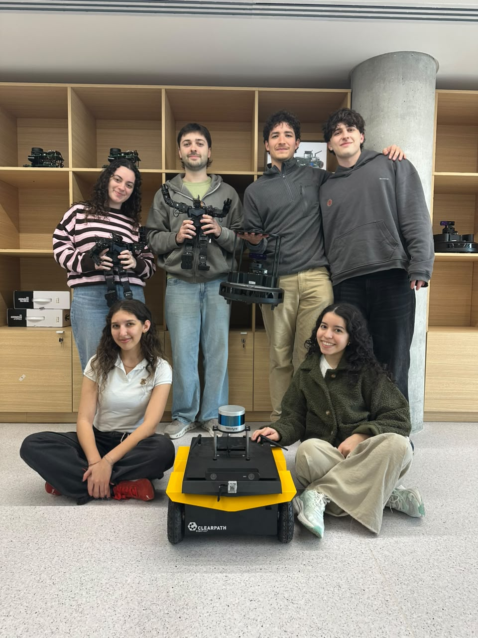 Equipo principal de AIR Club UdeSA con sus robots