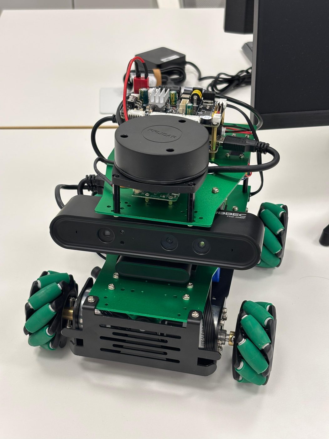 Robot ROSMaster X3 del AIR Club: chasis mecanum con LiDAR RPLIDAR y cámara RGB-D Orbbec